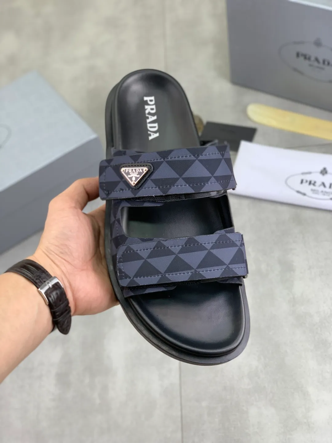 Men's shoes 💰P340💰【New style】🎁🎁🎁 PRADA Prada's new casual slippers, original official website, perfect workmanship, transmitting a kind of noble luxury, sublimating its definition of luxury in Prada's high-end extraordinary craftsmanship. Original combination outsole, code number: 38-44 (45 customized) Multiple colors 🉑️ to choose from